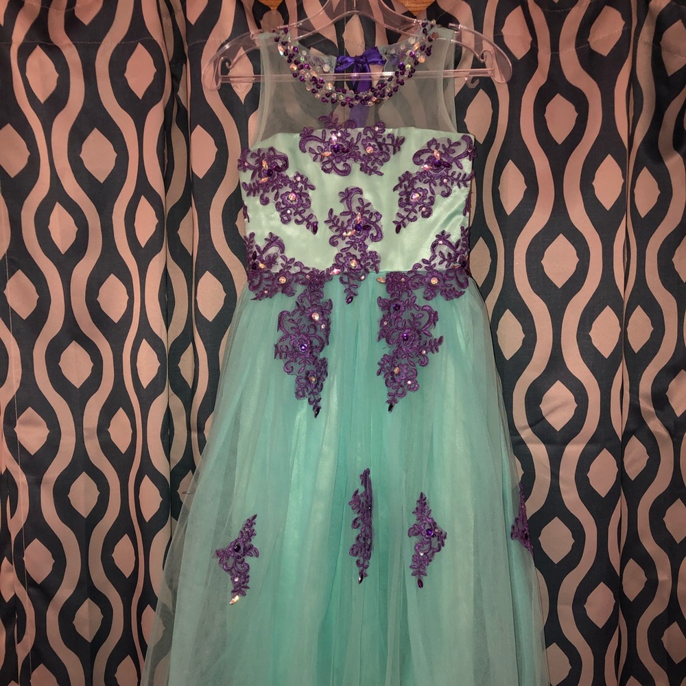 beautiful mint & purple pageant gown 💜